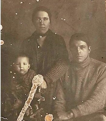 Маленькая Валя с родителями 