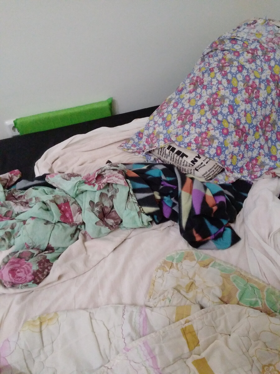 Вот вы такую кровать увидите в снятой за 30 евро/сутки квартире - понравится? ))