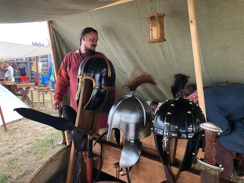 2019 год. Фестиваль "Йомсборг", остров Волин, Польша. Коллекция шлемов известного реконструктора вендельской эпохи Константина Анисимова. Слева вы можете видеть шлем из Йорка (он же шлем Коппергейт), очень похожий на "шлем Пионера", однако куда богаче декорированный. 