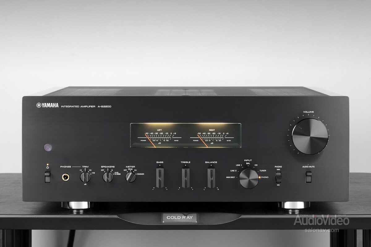 Испытаем в системе «родных» компонентов среднюю, самую показательную модель из ряда A-S1200/2200/3200. Она не запредельно дорогая, и при этом имеет полный набор атрибутов высококлассного усилителя. Это интегральник с архитектурой из золотого века аудио. В нем нет встроенного ЦАПа, беспроводного модуля и прочих модных атрибутов, зато тракт реализован для бескомпромиссно качественного воспроизведения.
