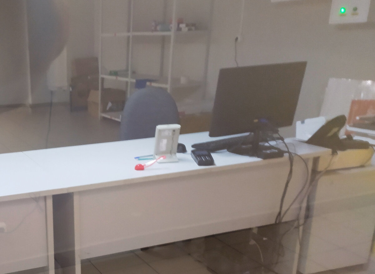 Сфотографировала на ходу его рабочее место - так оно выглядит теперь