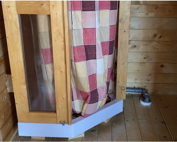 В итоге построили душевую кабину сами