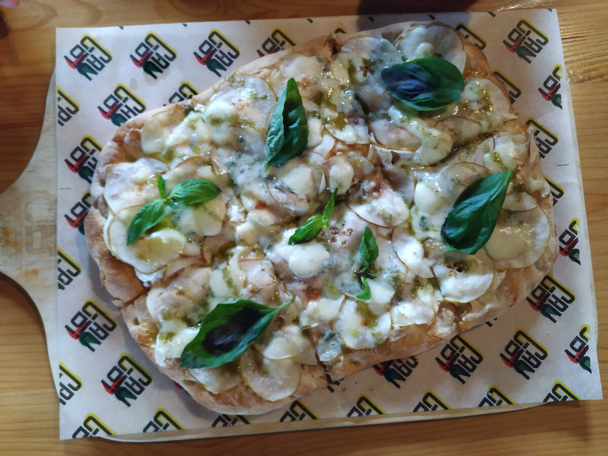 Римская пицца с грушами и сыром с плесенью в ресторане Gaudi