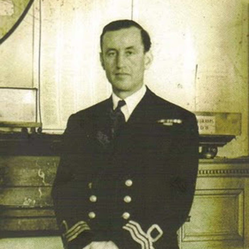 Йен Флеминг в ходе своей службы офицером британской военно-морской разведки