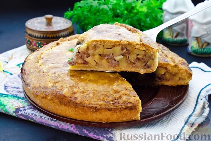 масло сливочное, яйца, мука, сметана, соль, картофель, фарш мясной, лук репчатый, перец чёрный молотый, масло растительное