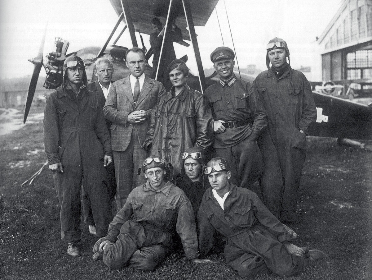 Николай Поликарпов (третий слева) среди курсантов аэроклуба завода № 39.
Фото: авиару.рф.