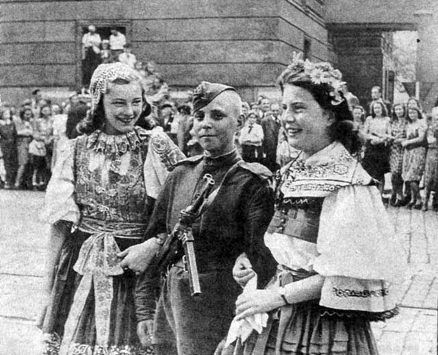 Это фото показывали по чехословацкому телевидению, вроде бы, в 1970-х годах, и нашли попавших на него девушек. А вот о парнишке ничего неизвестно.