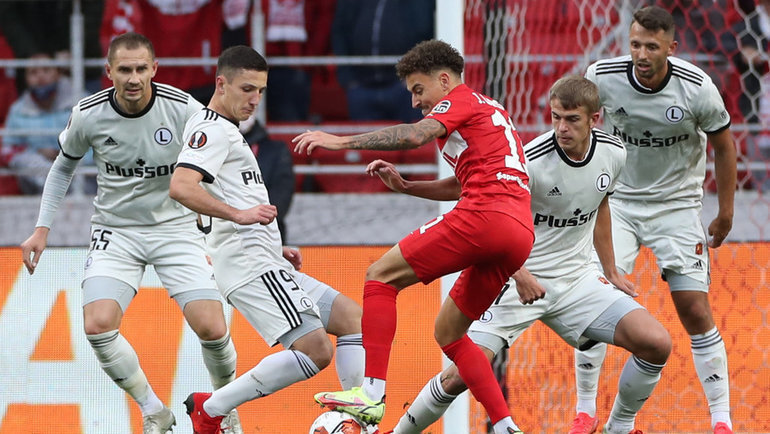 Форвард «Спартака» Джордан Ларссон в окружении футболистов «Легии». Фото Александр Федоров, «СЭ» / Canon EOS-1D X Mark I