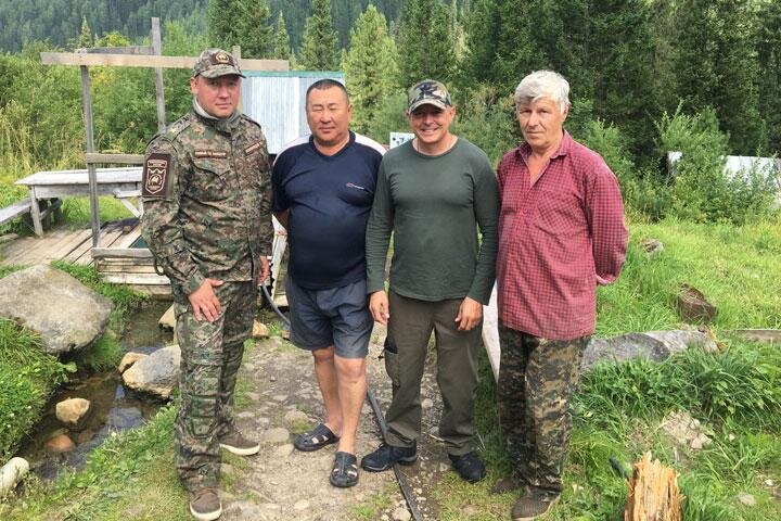 Фото на заимке на память (Из блога В. Непомнящего)