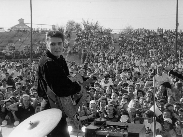 Элвис перед толпой фанатов, 1956 г. В то время он уже являлся звездой совсем не регионального масштаба