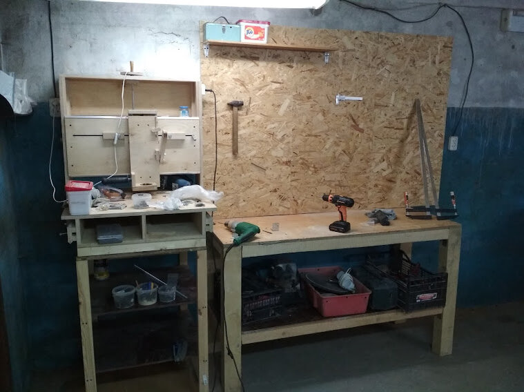 Слева на фотографии продукт моих мучений длинною в месяц :-) Единственная сохранившаяся фотография во время переезда в новый гараж - мастерскую.