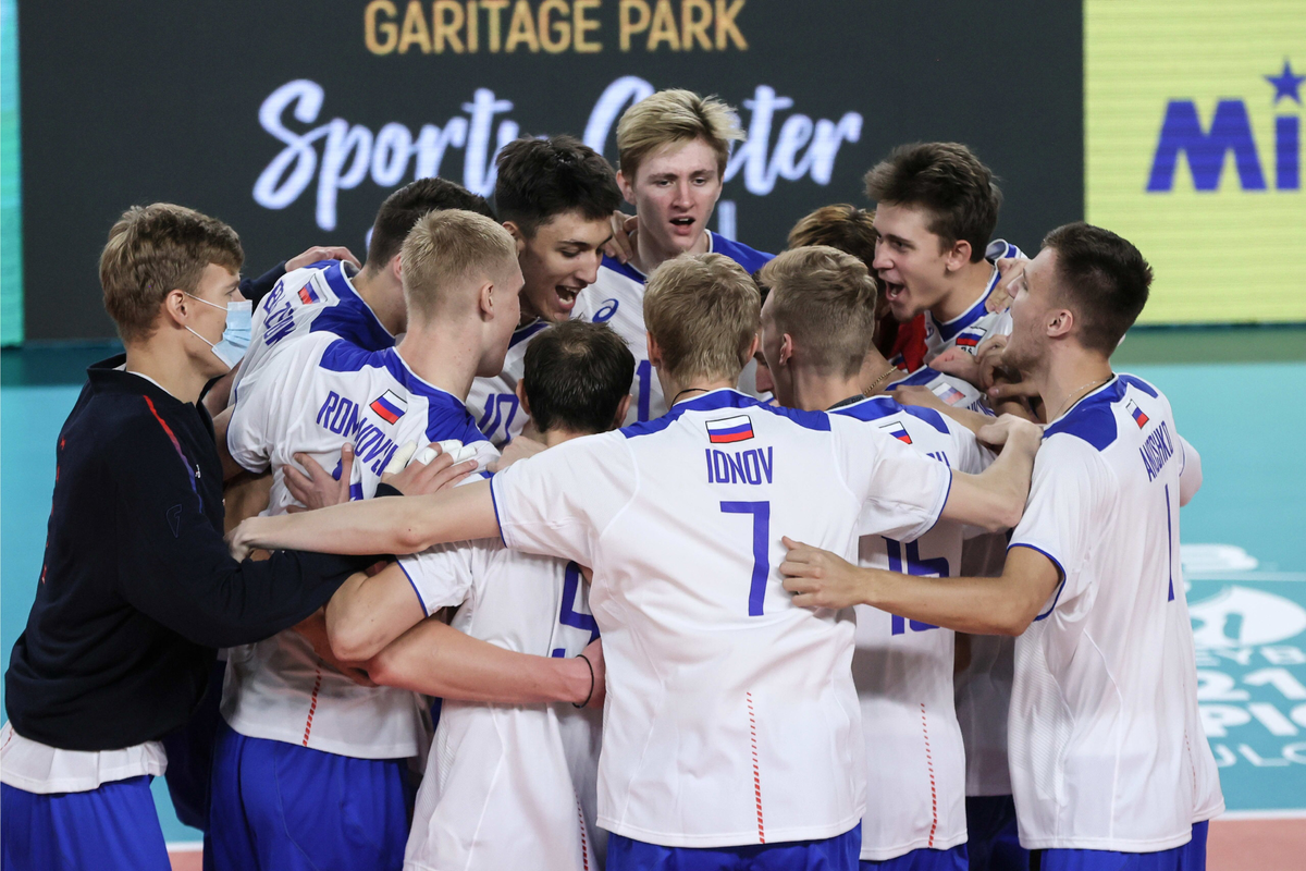 Мужская сборная России по волейболу без потерь прошла второй групповой турнир молодежного чемпионата мира. 
 
В заключительной игре россияне в четырех партиях обыграли поляков — 25:23, 17:25, 25:18, 25:20. 