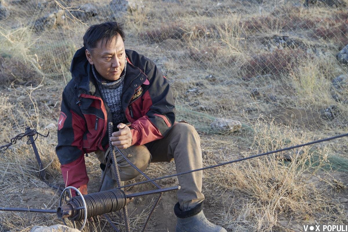 Алмат Жолдасбаевич Абаев натягивает трос ловушки
