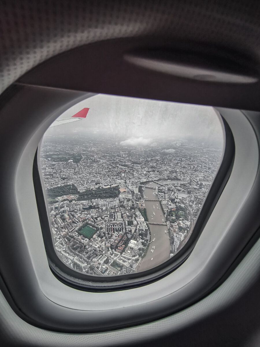 Вид на Темзу из окна иллюминатора. Кстати,  тут можно разглядеть London Eye и Big Ben.