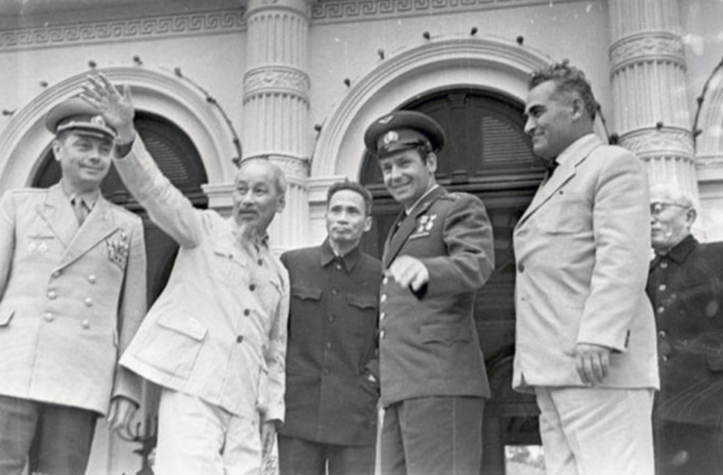 Президент Вьетанама Хо Ши Мин и летчик-космонавт Герман Титов