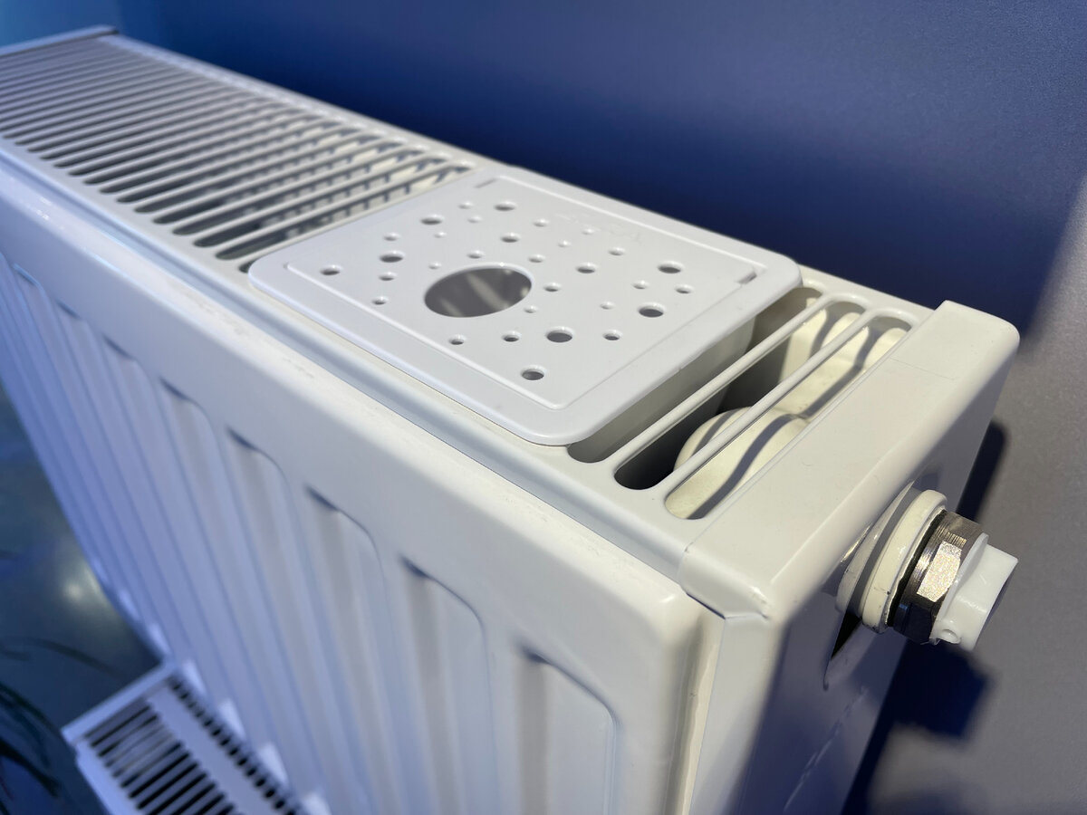 Вот он - увлажнитель воздуха, встроенные прямо в стальной панельный радиатор. Фото автора