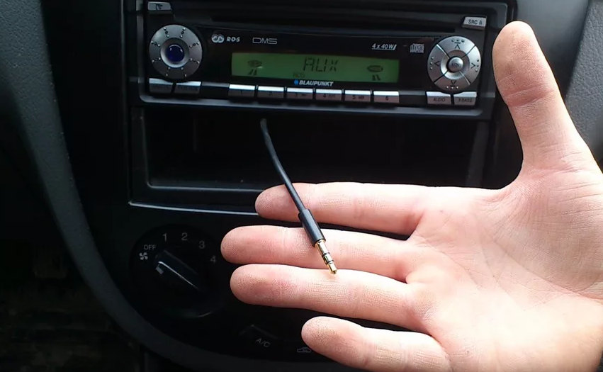 Устаревшие автомобильные аудиосистемы лишены беспроводных интерфейсов. Чтобы подключить к ним современный смартфон, приходится пользоваться AUX или FM-трансмиттерами.