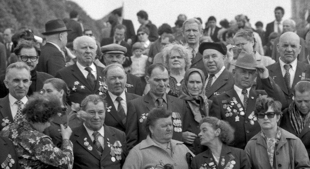 Май 1983. День Победы 1983 года фотографии. День Победы в 1983. Встреча ветеранов в Киеве 1977. Павел Сухарев "друзья", 1982 год..