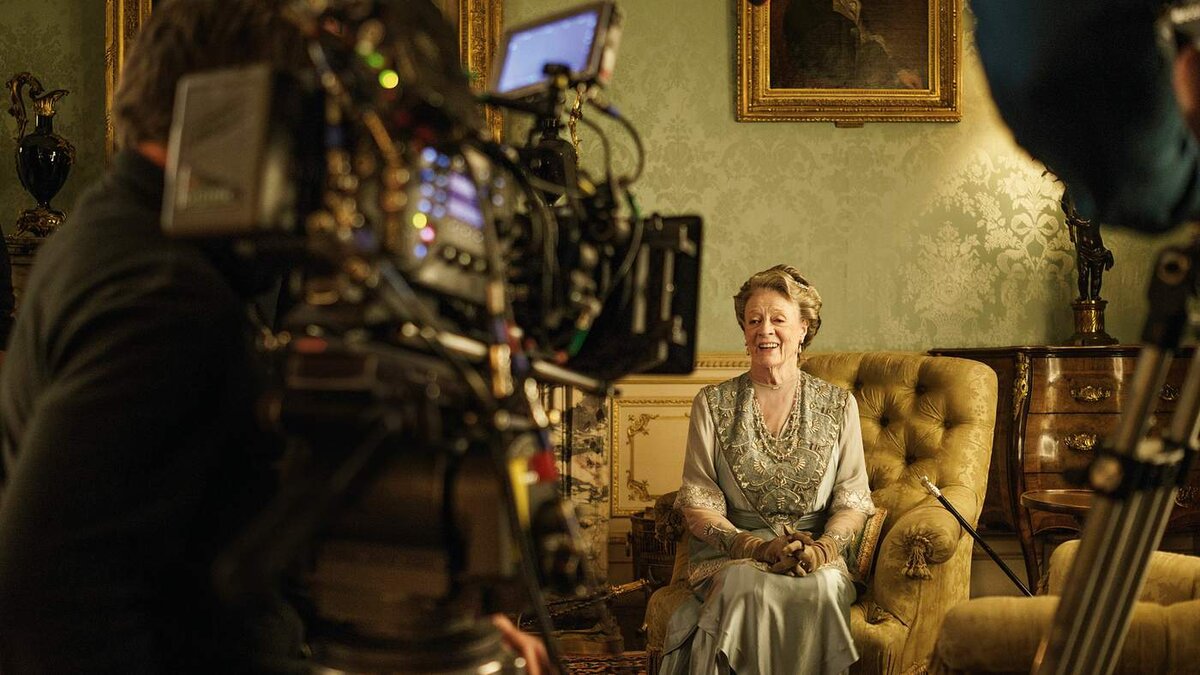 https://s.telegraph.co.uk/graphics/projects/Downton-finale/media/dame_maggie_smith_faces_the_camera_as_violet_dowager_countess_of_grantham-mr.jpg