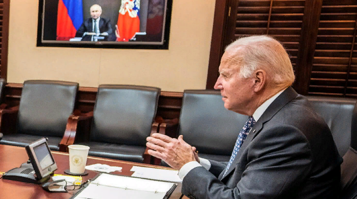 На столе перед Байденом видно небольшой телесуфлер, квадратненький такой, рядом с пластиковым стаканом. Неужели президент так плох, что даже в таких ситуациях пользуется подсказками (фото из открытых источников)