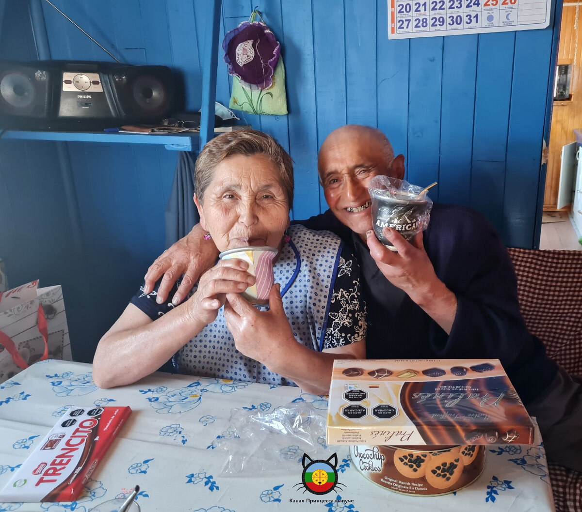 Бабушка и дедушка с подарками