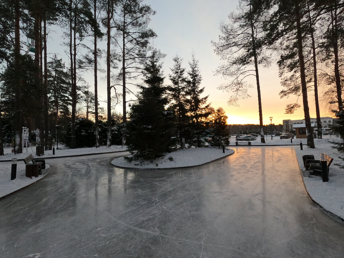 Было здорово встретить рассвет на пустом катке с идеальным льдом. Стоило того, чтобы приехать к 9:00!