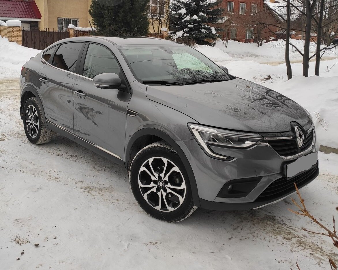 Renault Arkana в России появилась в 2019 году, кроссовер имеет узнаваемый купеобразный дизайн кузова и узнаваем в потоке.