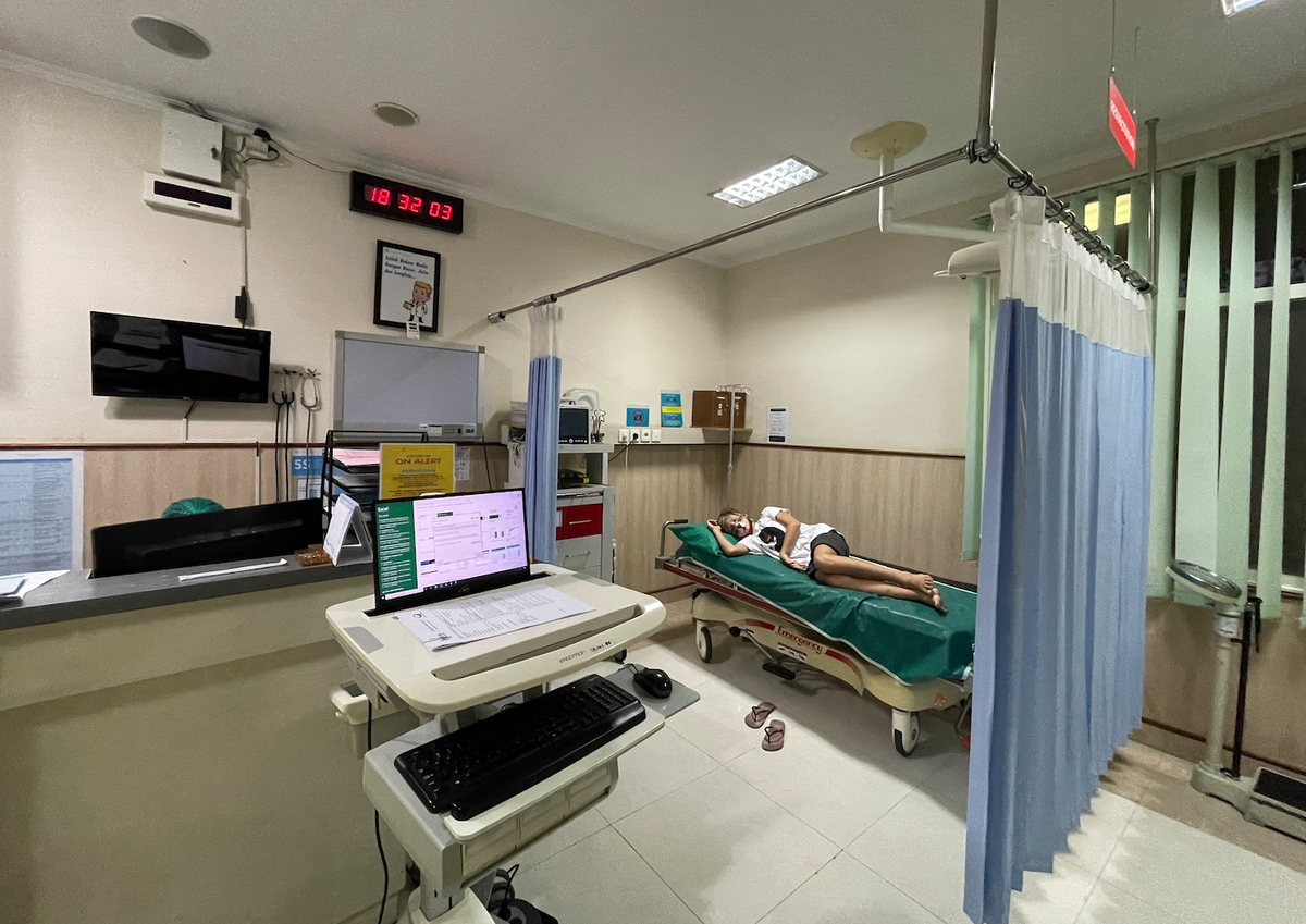 Приемный кабинет. На боку с поджатыми ногами сыну было не так больно, как при движении.