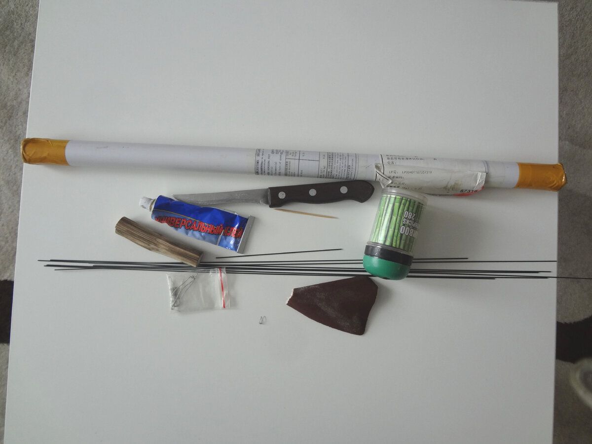 Фото 1. Углепластиковые 1-милимеровые стержни, остро отточенный нож, универсальный клей с «фикспрайса» (может качество и не очень хорошее, но в данном случае со своими функциями справляется на все 100%), зубочистки бамбуковые, кольца-булавки для пропуска лески, наждачная бумага.