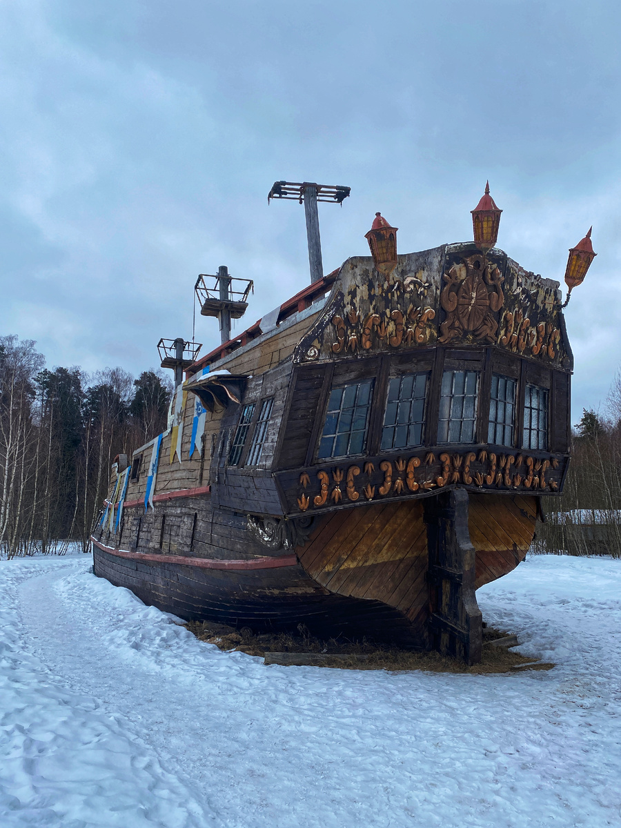 На территории парка размещен корабль