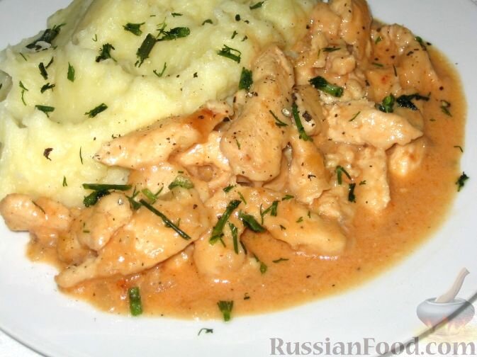 Продукты (на 4 порции)
Куриное филе – 600 г
Сметана – 2 ст. ложки
Томатная паста – 1 ст. ложка
Лук репчатый – 2 шт.
Мука – 0,5 стакана
Масло растительное – 2 ст. ложки
Бульон (воспользовалась разведенным в воде бульонным кубиком) – 1,5 стакана
Соль - по вкусу
Перец черный молотый - по вкусу