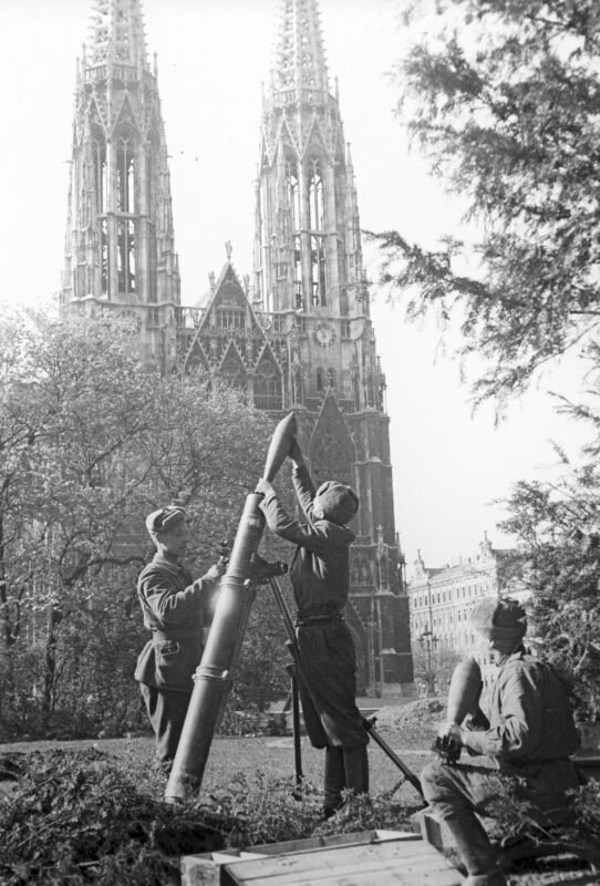 Советский расчет 120-мм миномета ведет огонь в Вене в парке перед Вотивкирхе (Votivkirche; Церковь Обета).Фото взято из открытых источников