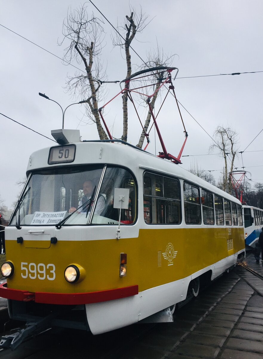 Вот он - трамвай моего детства. За ним идёт КТМ-8. Фото сделано автором и принадлежит автору.