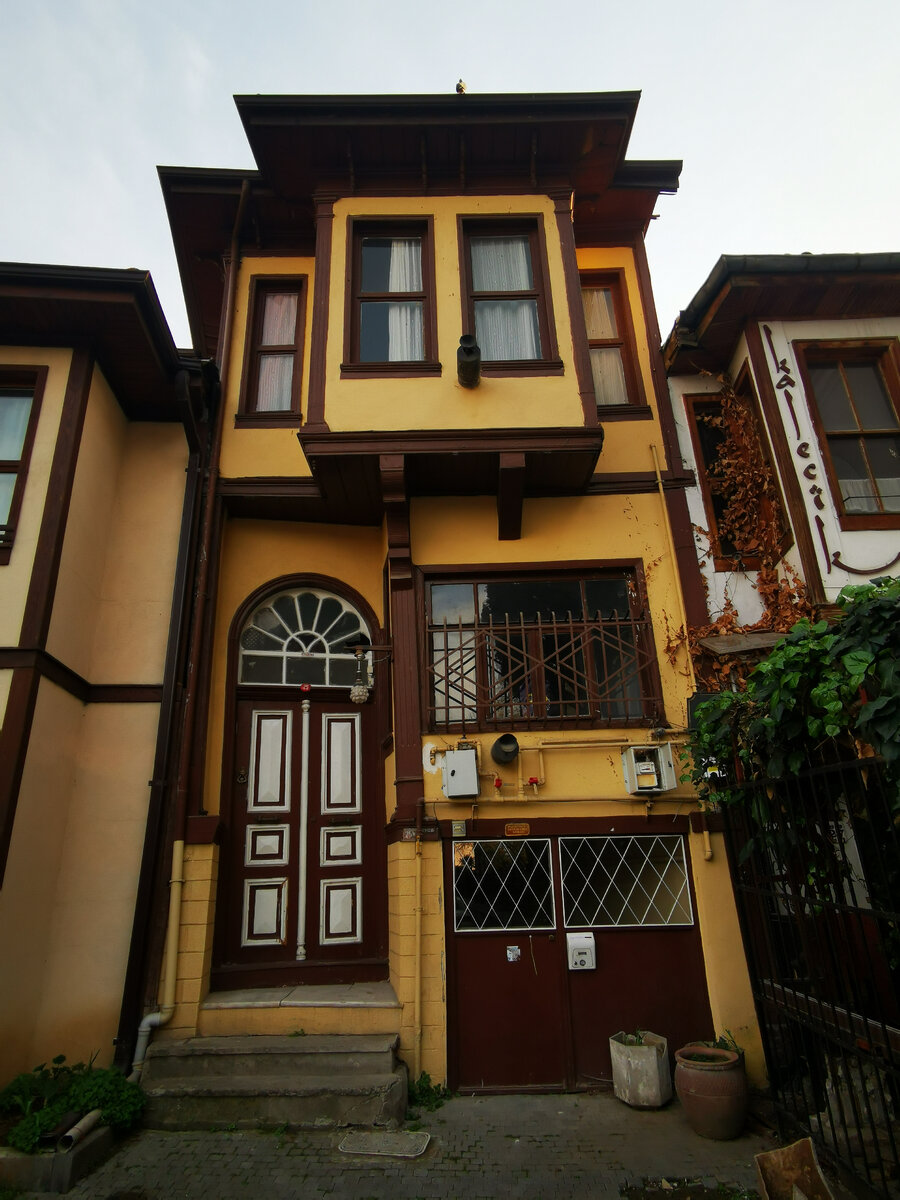 Исторический домик в центре города Бурса. 