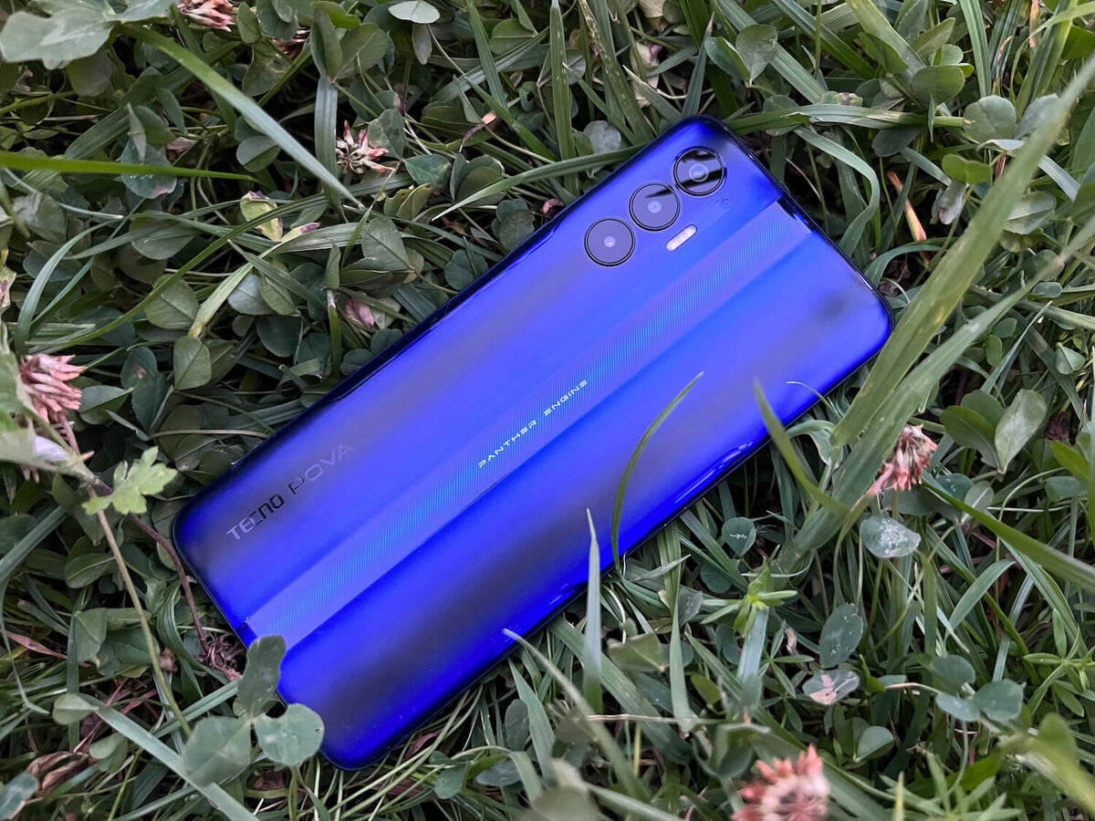    Этот телефон выглядит очень необычно.