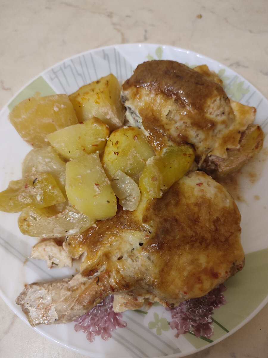 Судак, запечённый в духовке с овощами под нежной хрустящей корочкой.