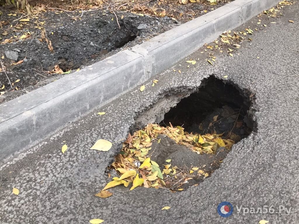    Дороги Орска начали проваливаться, под асфальтом образуются дыры