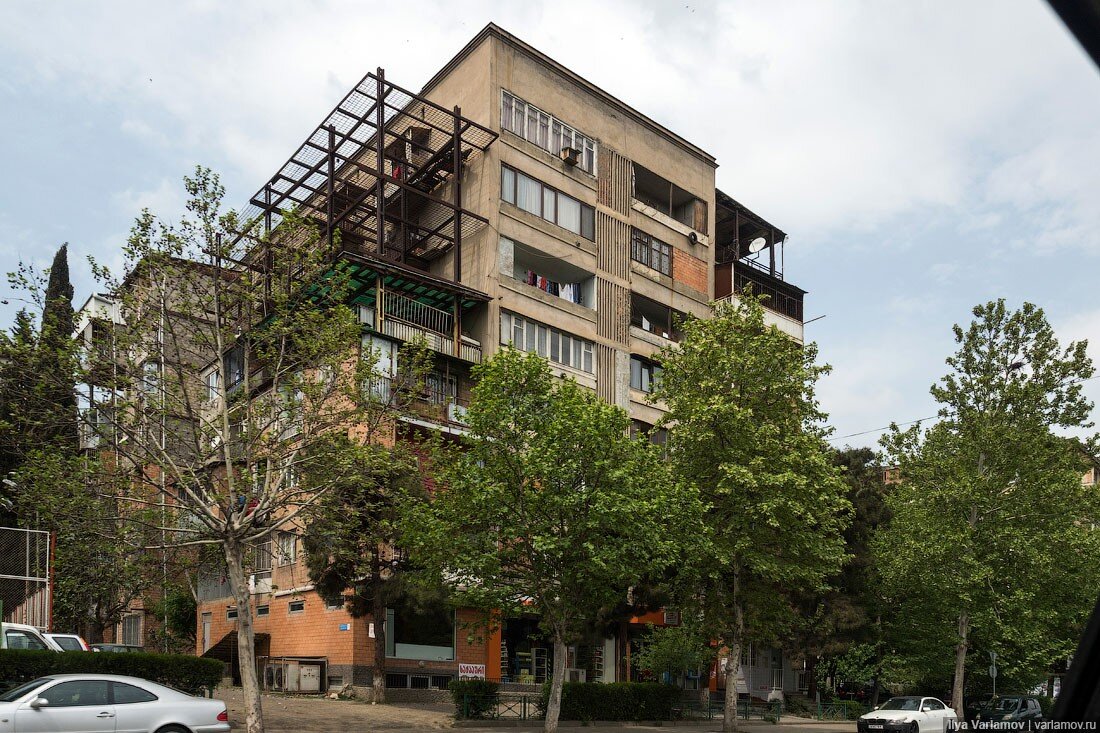 Несколько лет назад я побывал в Грузии. Начать я бы хотел с жилых районов Тбилиси. В далёком 2017 однокомнатная квартира в столице Грузии стоила $30 000.-6