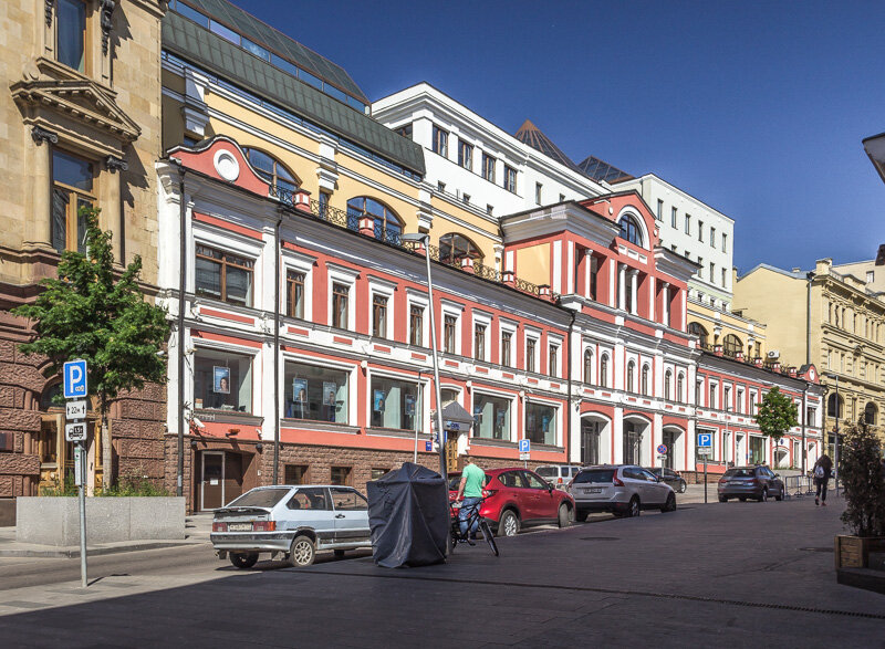 Дом №17 на улице Кузнецкий мост. Фото 2018 года, отсюда: https://architectstyle.livejournal.com. До реконструкции это было несколько разных корпусов (преимущественно со стороны двора). В итоге они превратились в единое здание под номером 17.