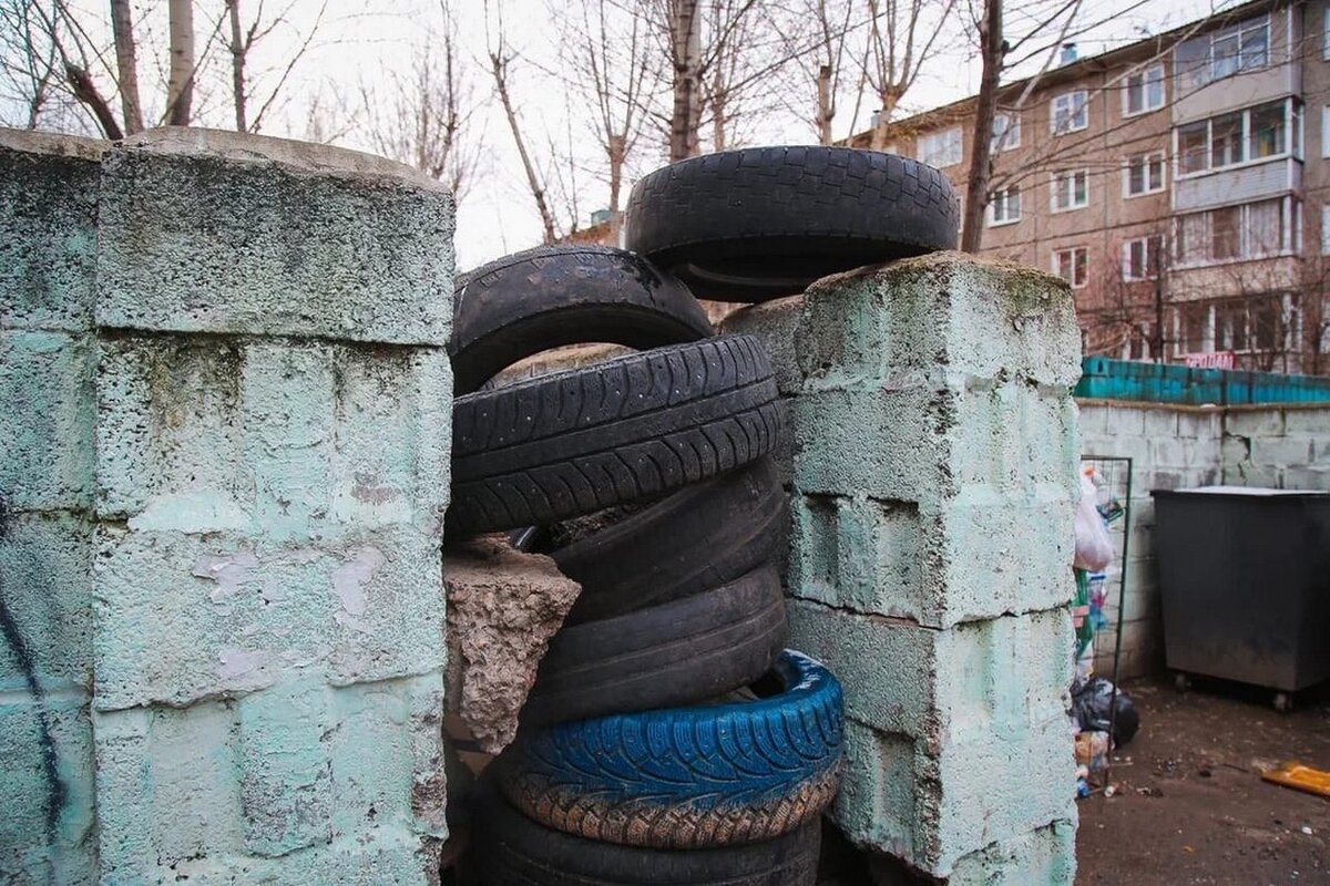 Куда выкинуть покрышки. Старые шины. Покрышки на мусорке. Свалка покрышек. Свалка покрышек Красноярск.