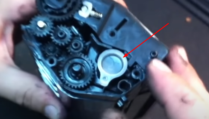 Фото 20. Закручиваем винты на боковых крышках.