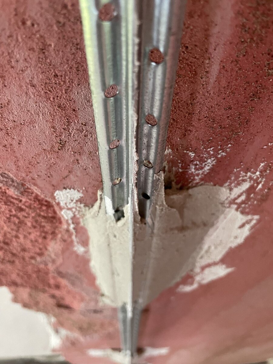 Штукатурный маяк, для того чтобы выставить плоскость. После оштукатуривание  их выдирают из стен.