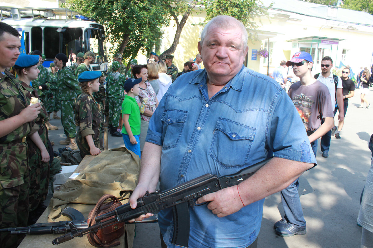 Отставник МВД с автоматом...