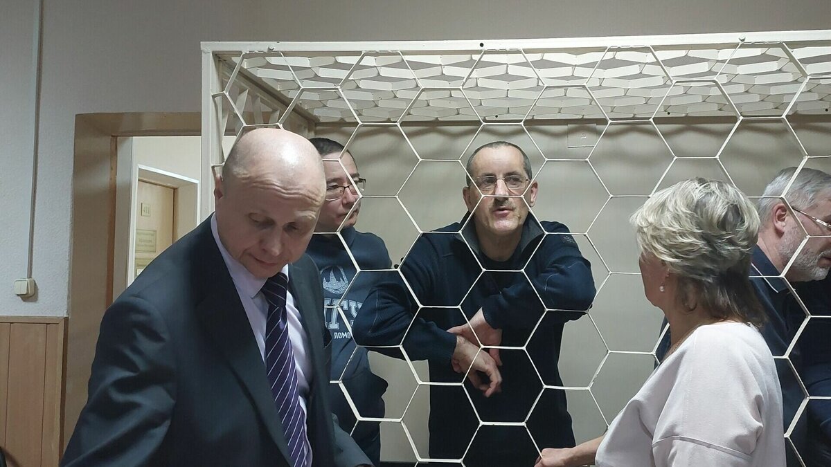     Свидетель обвинения в деле против экс-руководства «Нижегородского водоканала» выступил в суде. По словам мужчины, он два года собирал откаты и взятки с подрядчиков. Корреспондент NewsNN выслушал показания вместе с другими участниками дела.