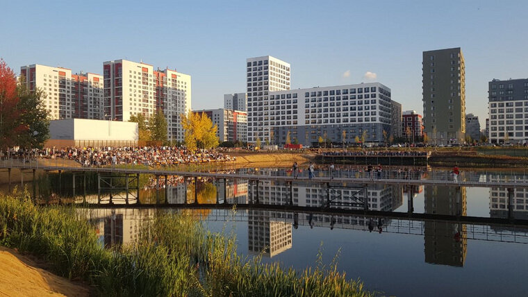    Несмотря на то, что тюменцы пришли на концертную программу, мост практически пуст. Объясняется это тем, что сооружение не рассчитано на большое количество людей, около 2 человек на квадратный метр. Для контроля у моста всегда будет стоять охрана.