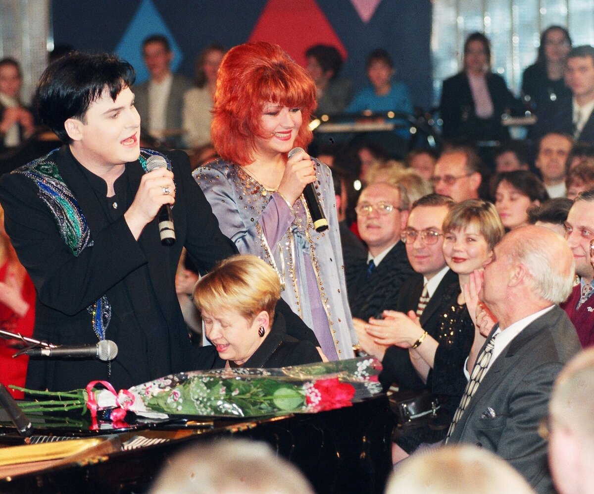    Юлиан и Анастасия поют для Александры Пахмутовой и Николая Добронравова. "Музыкальный ринг". Санкт-Петербург, 1999 г.Personastars