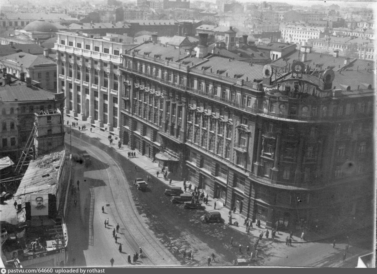 Гостиница "Националь", 1930-е г. С левого края Националя - арка. Это вход во двор, где провел детство автор.