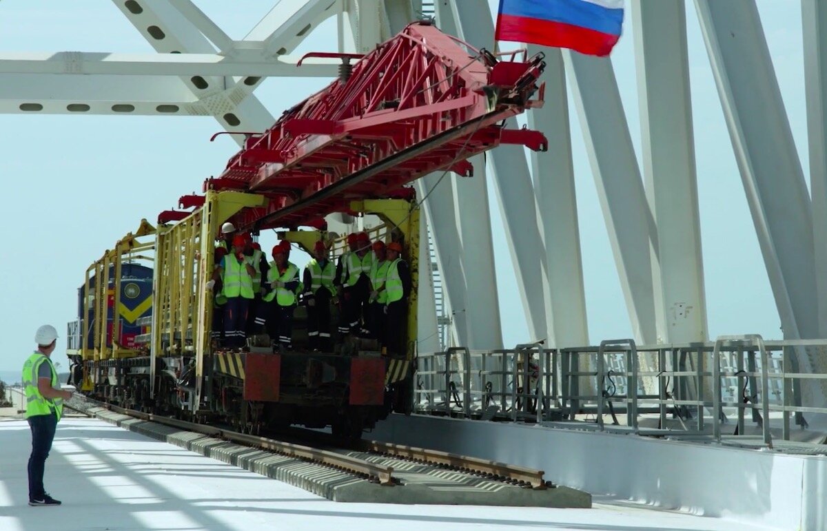 Поезда через керченский мост. Керченский пролив железная дорога. Керченский Железнодорожный мост. Крымский мост железная дорога. Керченский мост поезд.