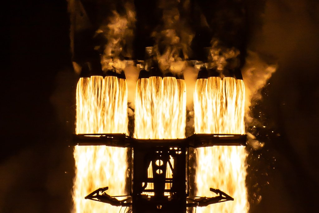 На снимке: двигатели ракеты Falcon Heavy во время старта миссии STP-2. Источник: SpaceX. 