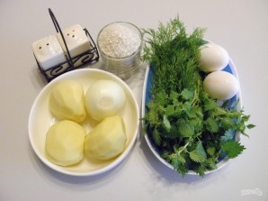 Приготовьте продукты для супа. С крапивой работайте в перчатках, осторожно, она может сильно обжечь руки. Очистите овощи, вымойте зелень. Воду или бульон для супа доведите до кипения.
 